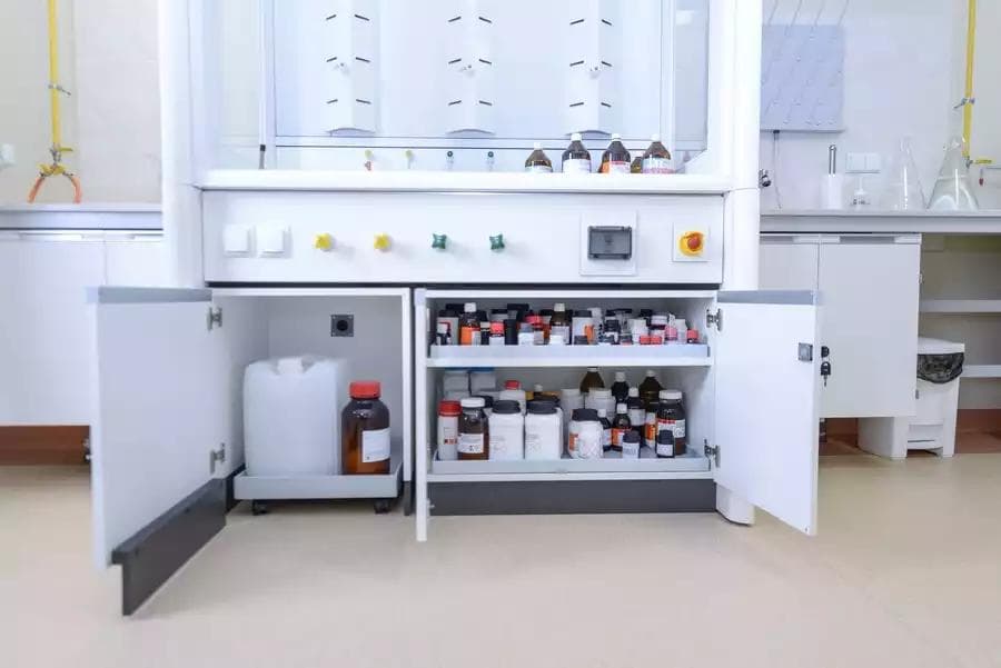 Jak prawidłowo przechowywać odczynniki chemiczne w laboratorium?