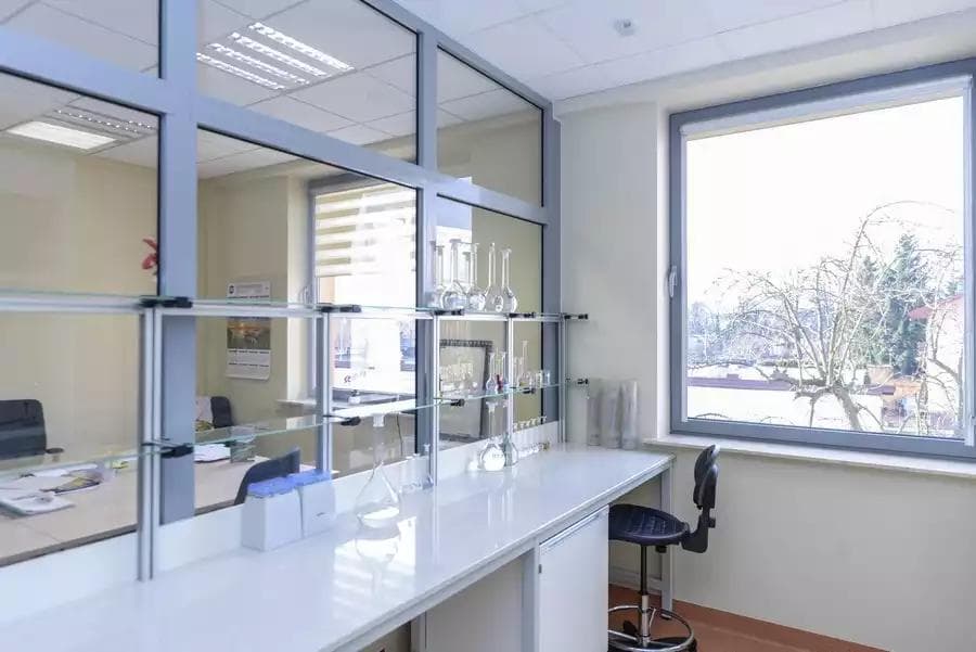 Jak zapewnić bezpieczeństwo w laboratorium chemicznym? Kluczowe zasady BHP