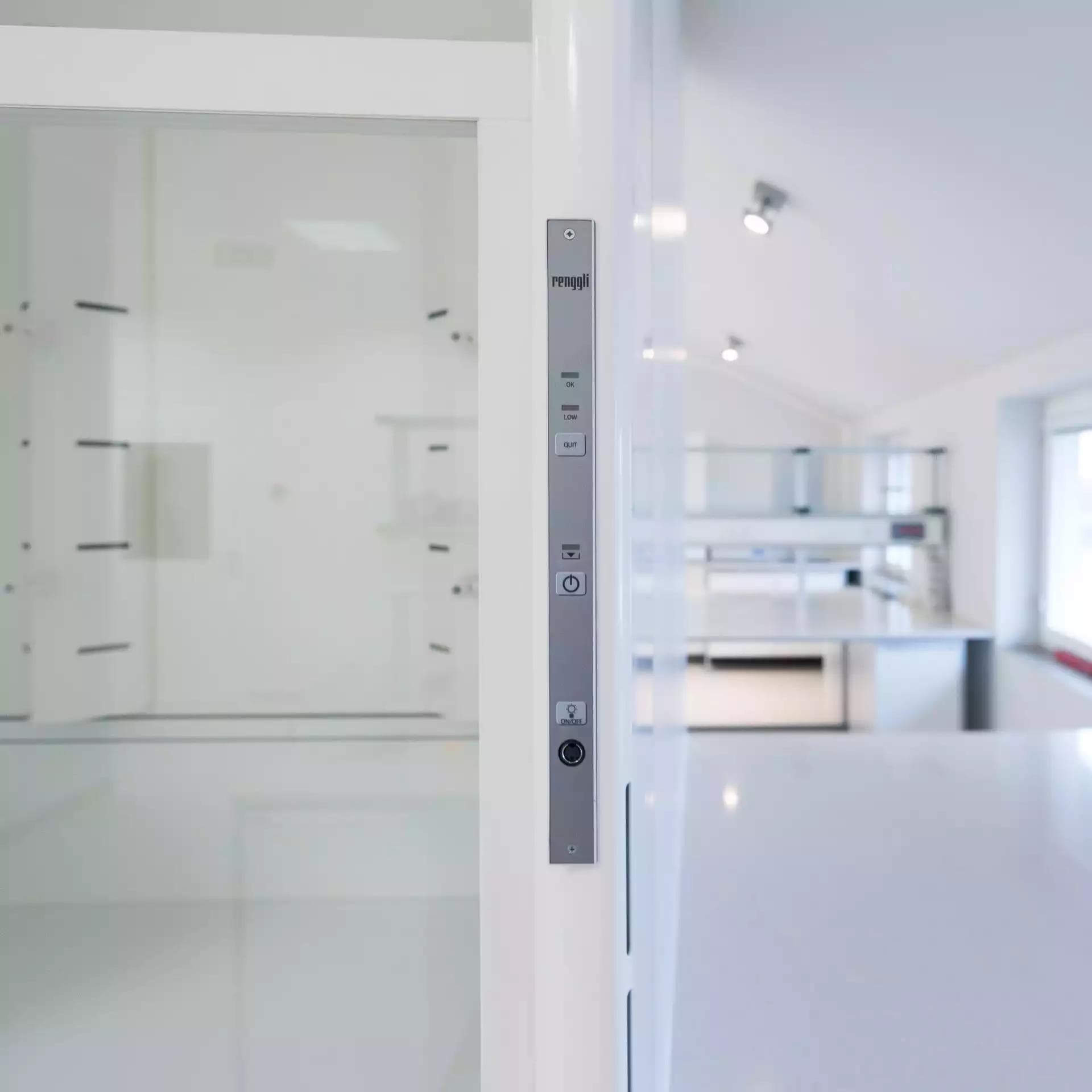 Jakie instalacje należy przewidzieć przy projektowaniu mebli laboratoryjnych?