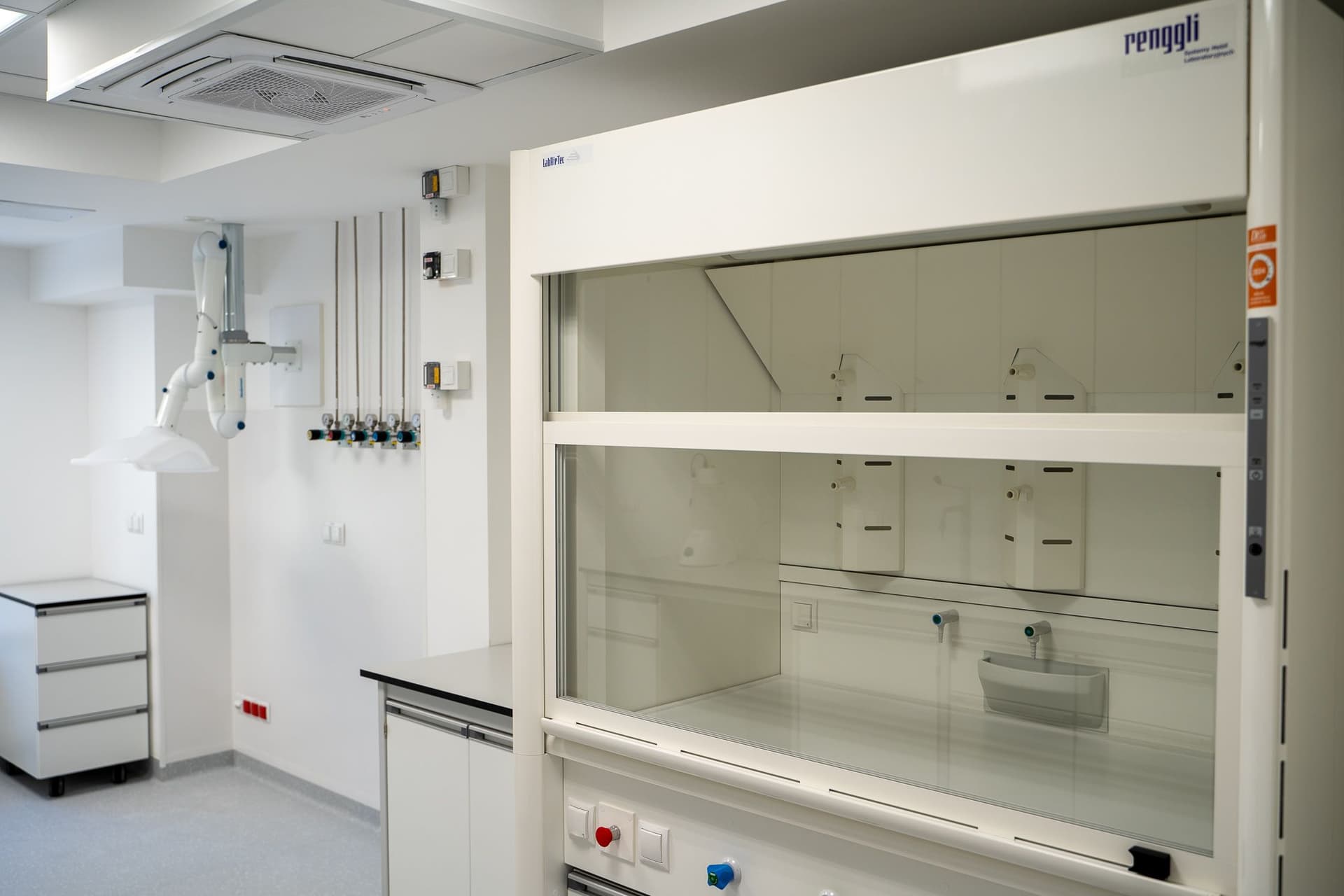 Dlaczego wentylacja w laboratorium jest kluczowa dla bezpieczeństwa personelu?