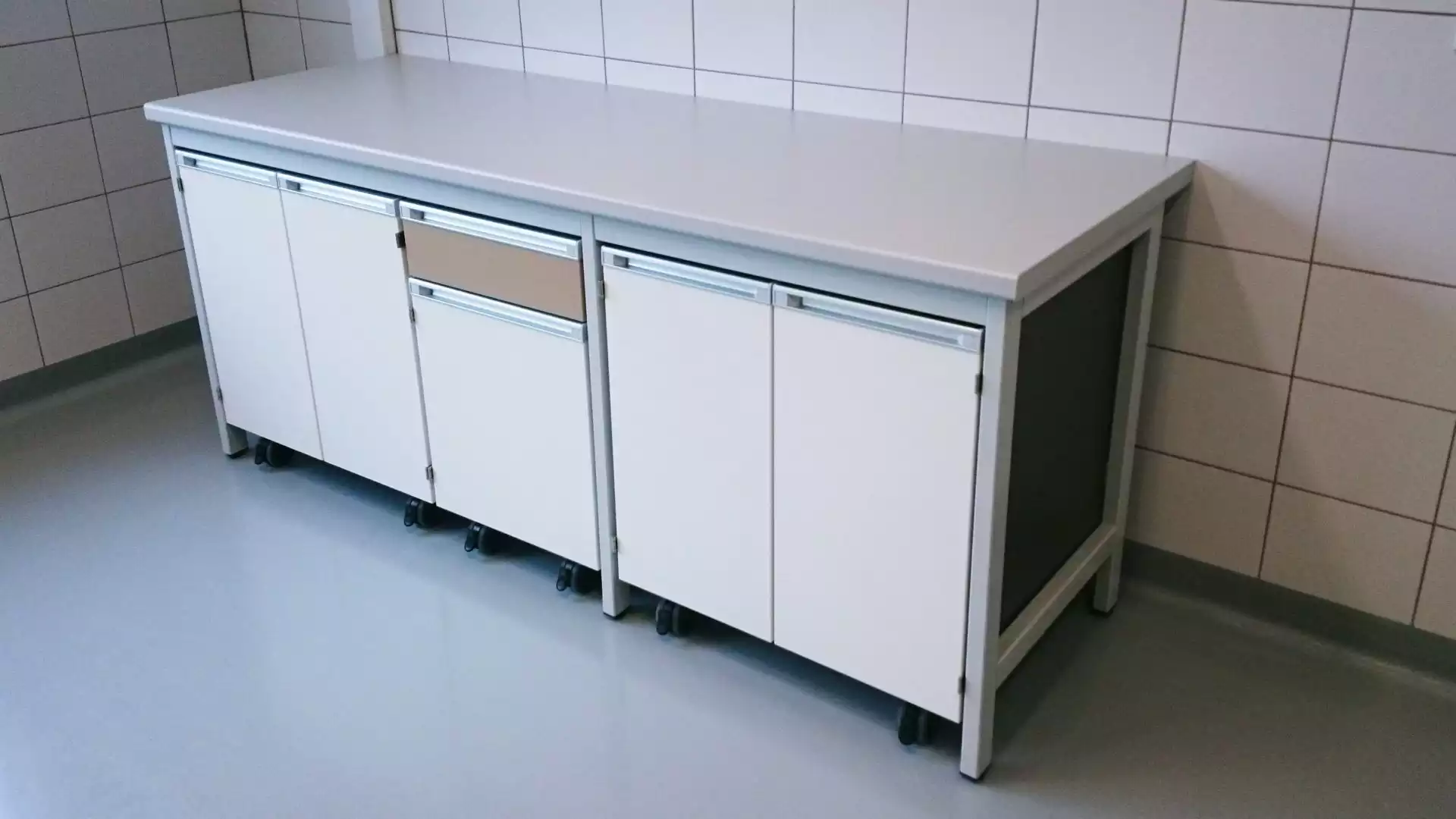 Blaty laboratoryjne w praktyce: Przegląd materiałów i ich odporności chemicznej