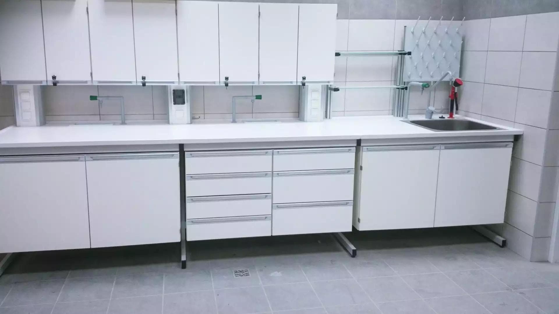 Jak dobra organizacja stanowiska pracy wpływa na jakość wyników badań?