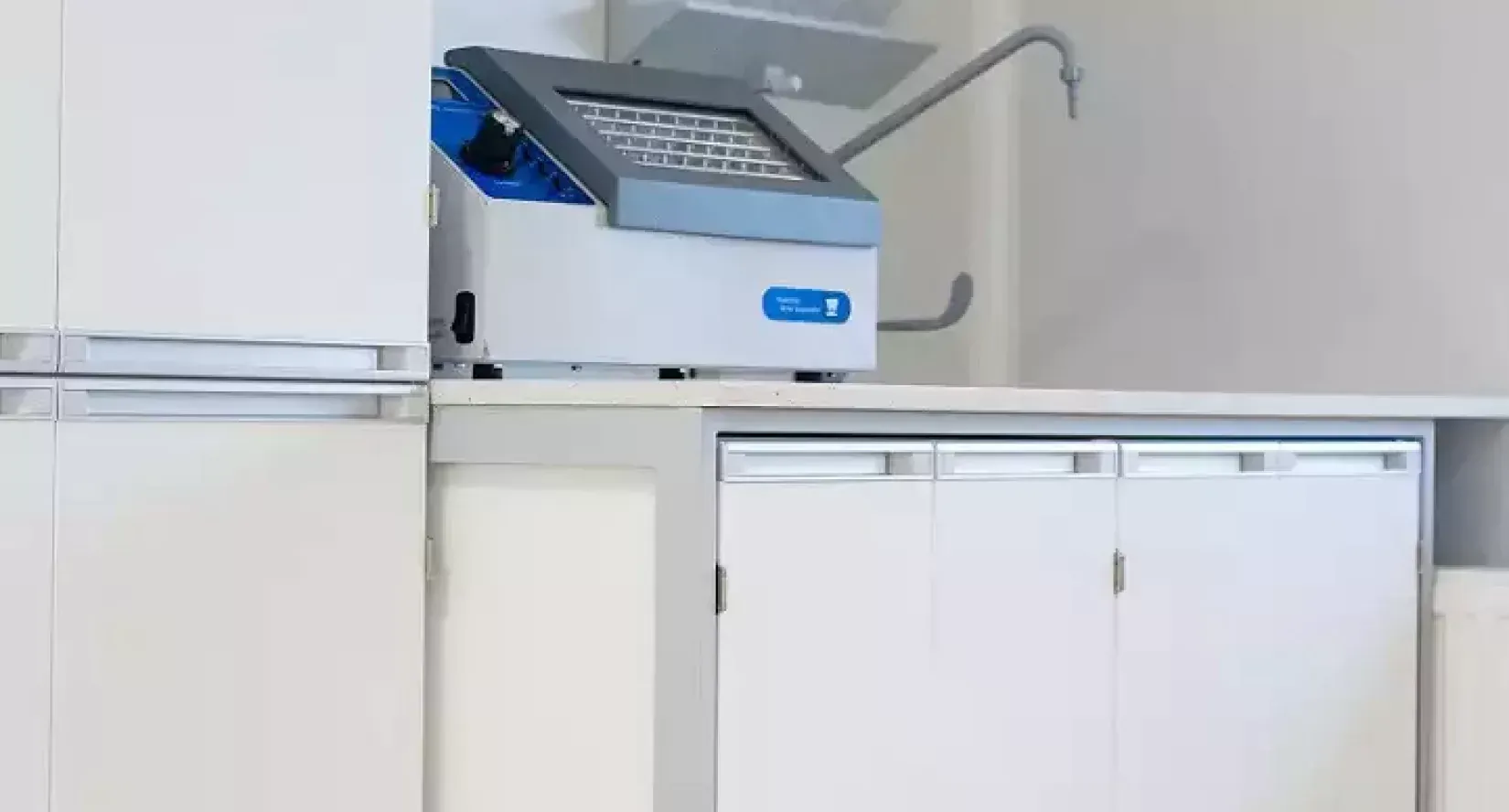 Laboratorijos projektavimas pagal konkrečią aparatūrą - kodėl verta pradėti nuo technologijų, o ne nuo baldų?