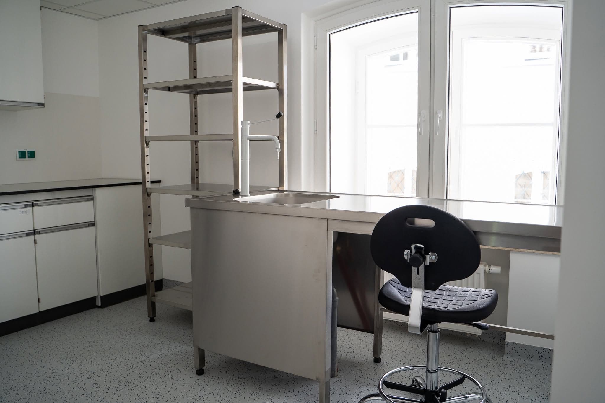 Laboratoria inżynierii biomedycznej - jak bezpiecznie zintegrować strefę badań biologicznych z obszarem testów aparatury?