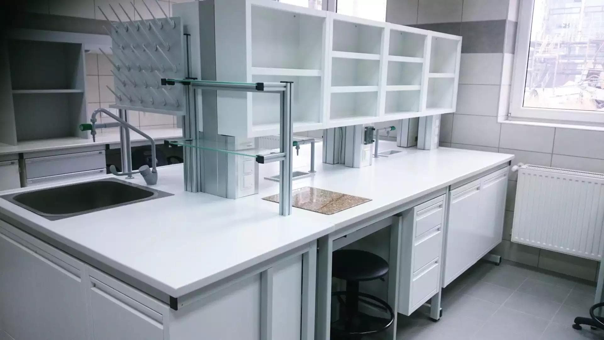 Systemy odprowadzania ścieków chemicznych z laboratorium - wymagania i rozwiązania