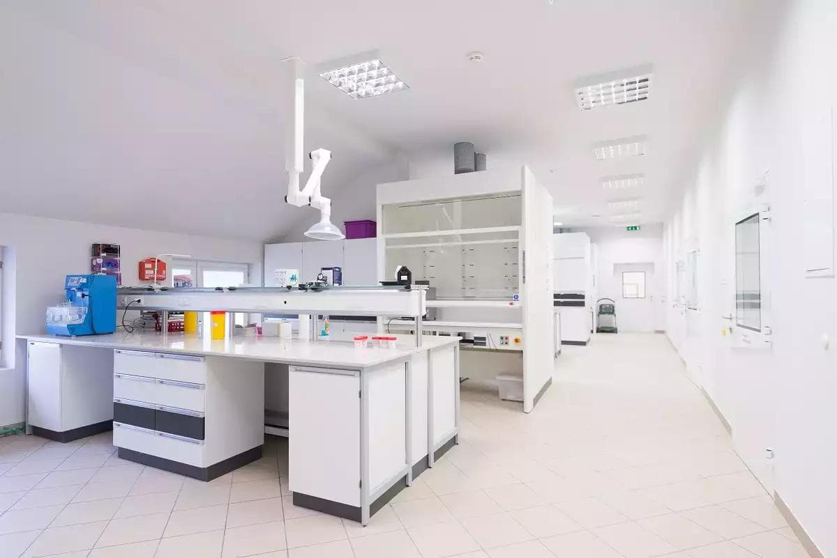 Wyciąg laboratoryjny a dygestorium - czym się różnią i co wybrać?