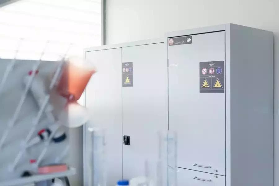 Przechowywanie substancji niebezpiecznych w laboratorium