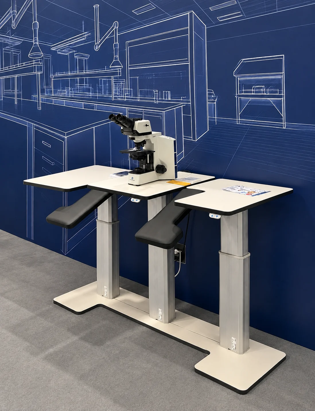 Wägetisch mit drei Platten, Armauflagen und Mikroskop vor einer blauen Wand